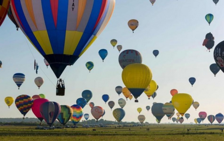 Во Франции проходит фестиваль воздушных шаров (ФОТО+ВИДЕО)