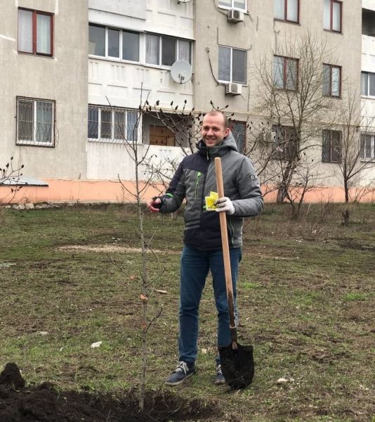 Экологическая эстафета: молодежь меткомбината имени Ильича запустила челлендж по высадке деревьев