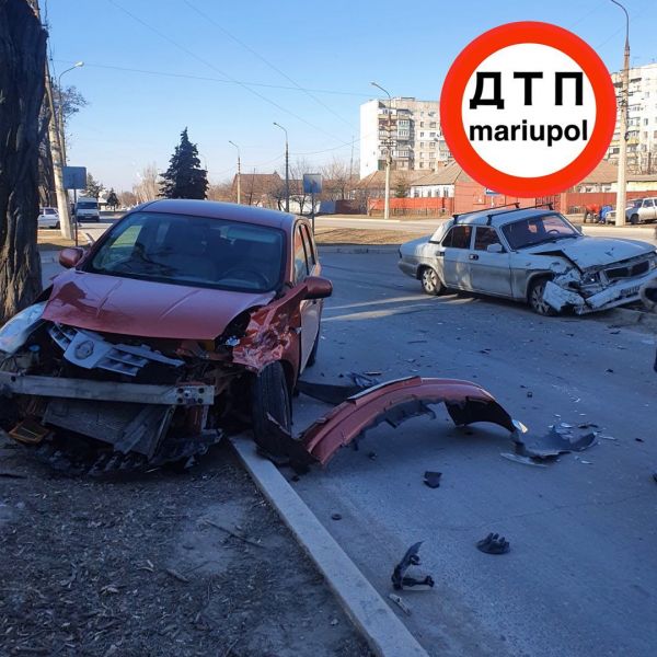 В Мариуполе столкнулись легковушки, пострадала пенсионерка