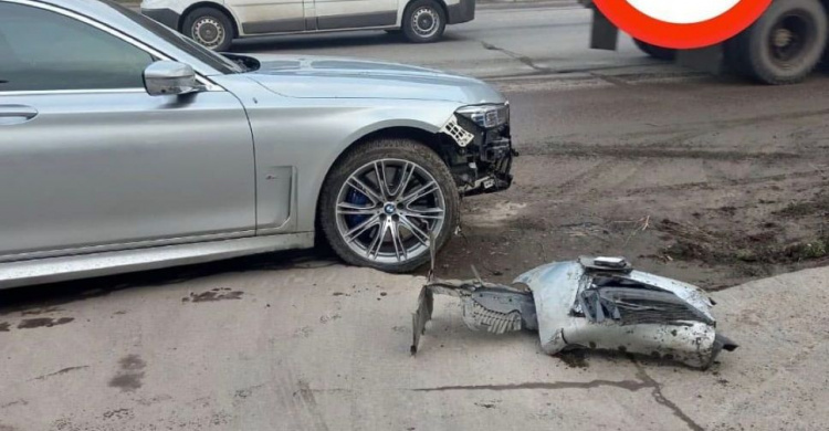 В Мариуполе водитель «BMW», пытаясь избежать ДТП, врезался в бордюр
