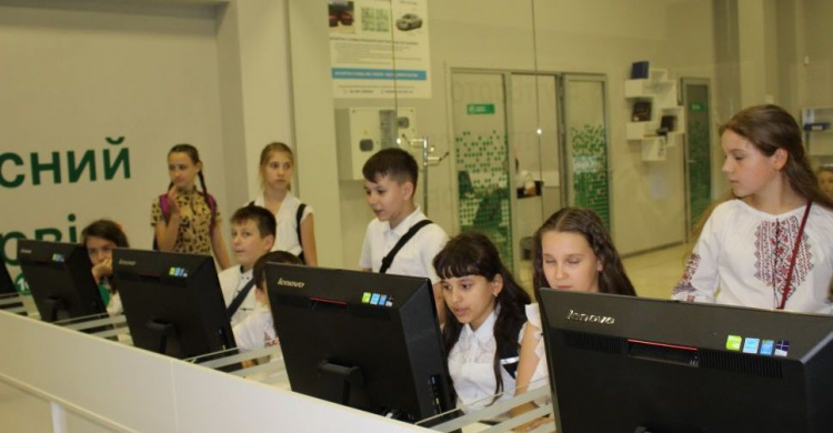 В Мариуполе школьникам разрешили сдать часть экзамена на получение водительских прав (ФОТО)