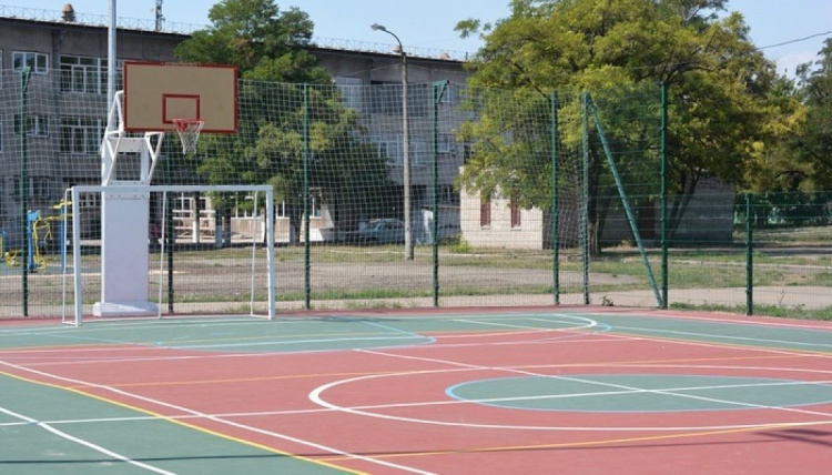 Футбол, баскетбол и тренажеры: опорная школа Мариуполя станет эпицентром спорта