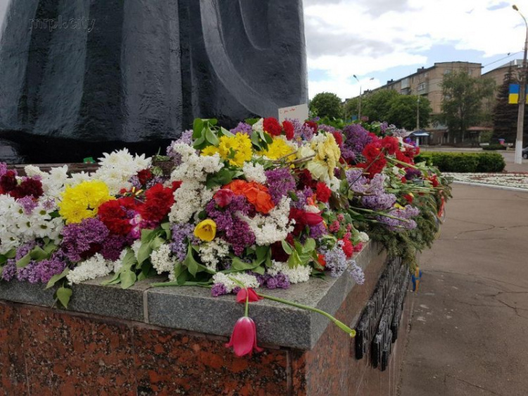Мариупольцы возлагают цветы к памятникам воинам, погибшим во Второй мировой войне (ФОТО+ВИДЕО)