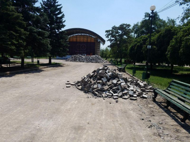 Обнажается главная аллея парка Гурова в Мариуполе (ФОТОФАКТ)
