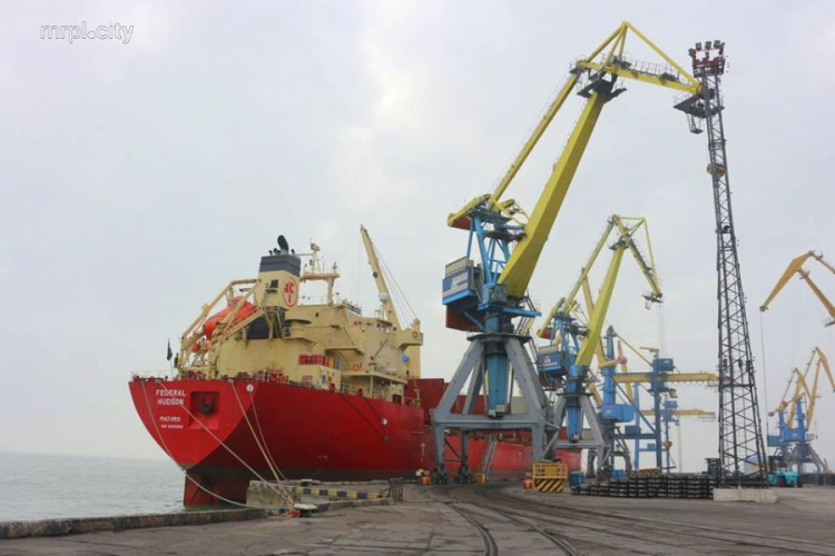 Из-за ситуации в Керченском проливе Мариупольский порт принимает корабли с задержкой (ФОТО)