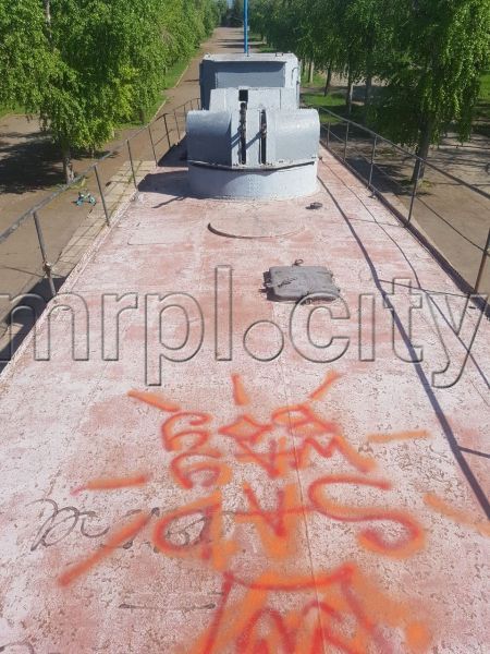 С мариупольского памятника морякам-десантникам убрали послания граффитчиков
