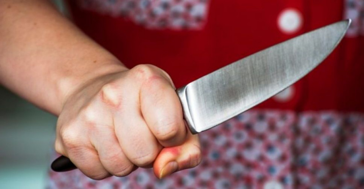 В Мариуполе двое мужчин получили удары ножом от сожительницы и квартиранта