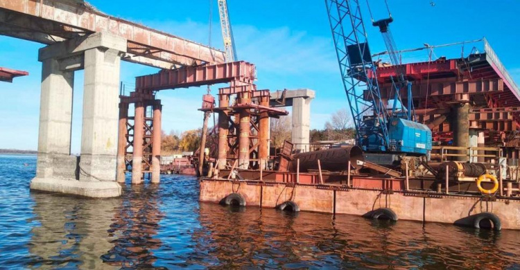 На трассе Борисполь-Мариуполь обновляют мост через реку