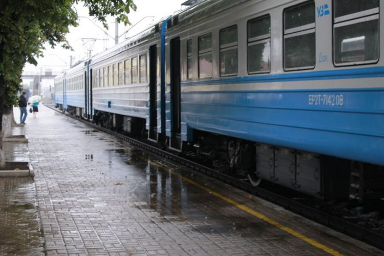 Из Мариуполя в «серую» зону начал курсировать поезд (ФОТО)