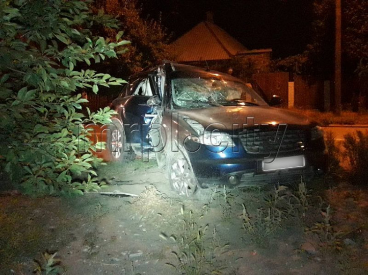 В Мариуполе девушка-водитель влетела в электроопору: двух человек госпитализировали в больницу