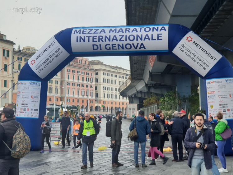 21 километр и более тысячи соперников: мариуполец пробежал полумарафон в Италии (ФОТО)