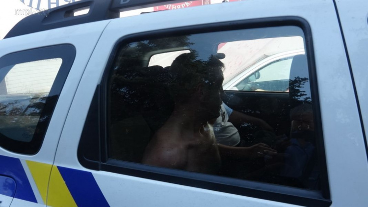 В Мариуполе полицейские задержали буйного пешехода (ФОТО)