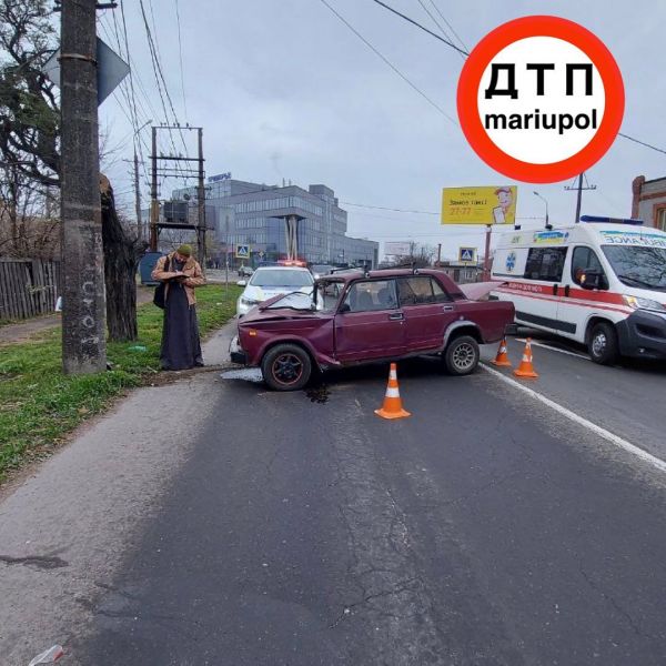 В Мариуполе автомобиль разбился о столб