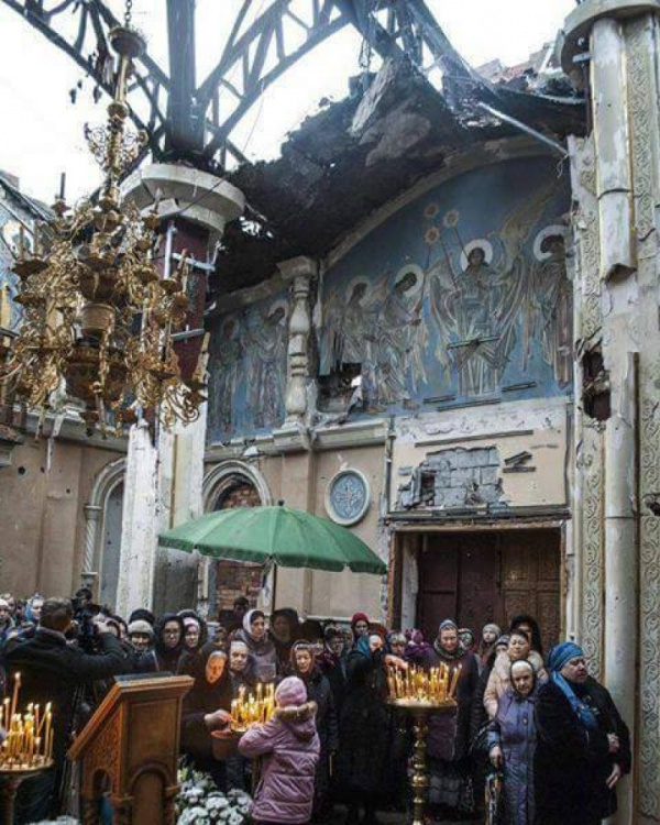 В Донбассе православное богослужение прошло в разрушенном храме (ФОТО)