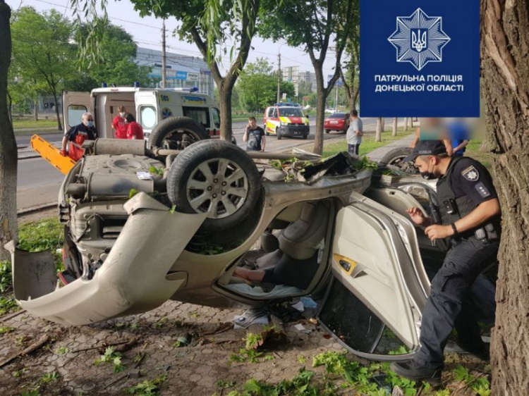 Трагедия на мариупольском проспекте: разбитый всмятку автомобиль перевернулся вверх дном (ДОПОЛНЕНО)