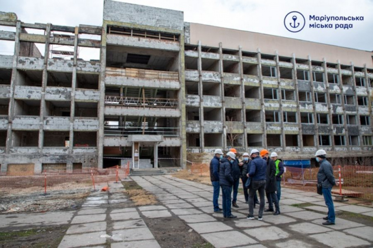 Символ прозрачности и открытости: в Мариуполе продолжается реконструкция здания муниципалитета