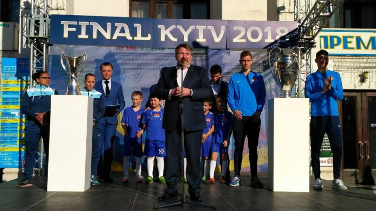 Мариупольцы выстроились в очередь, чтобы сделать фото с кубками Лиги чемпионов УЕФА (ФОТО)