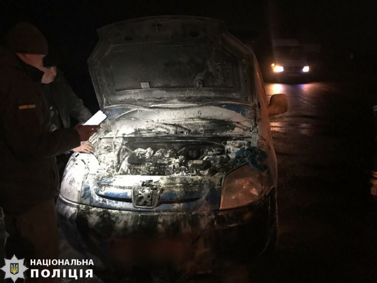 В Мариуполе на блокпосту загорелась легковушка (ФОТО)