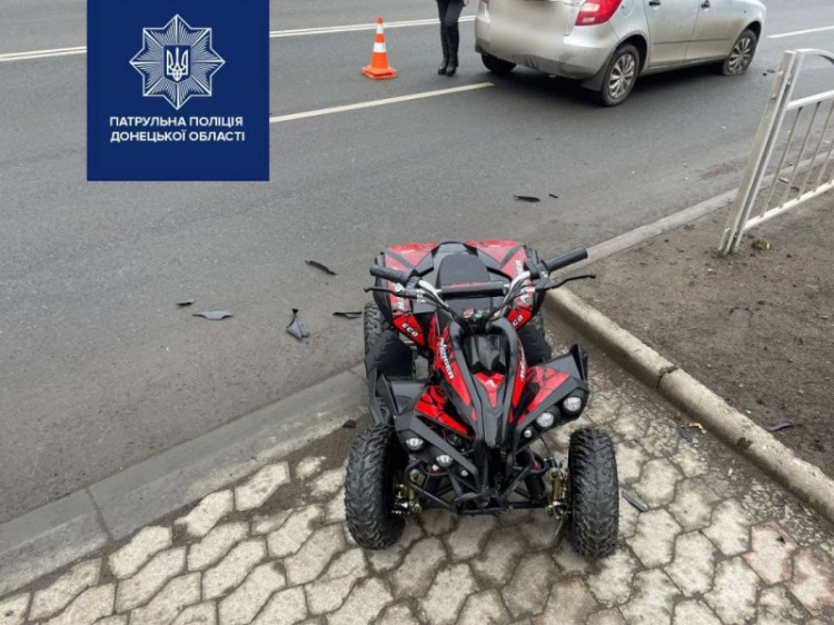 Четырехлетнего ребенка на квадроцикле сбил автомобиль в Мариуполе