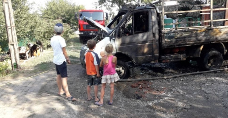 В Мариуполе из-за сварочных работ сгорел дом и автомобиль (ФОТО)