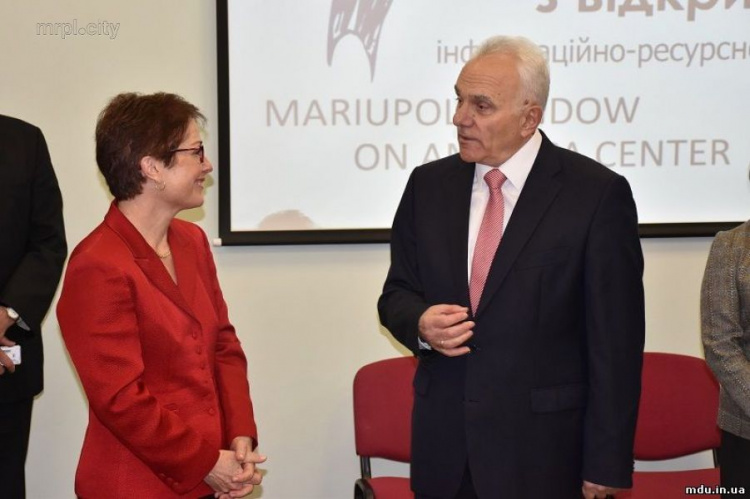 В Мариуполе посол США открыла «Окно в Америку» (ФОТО)