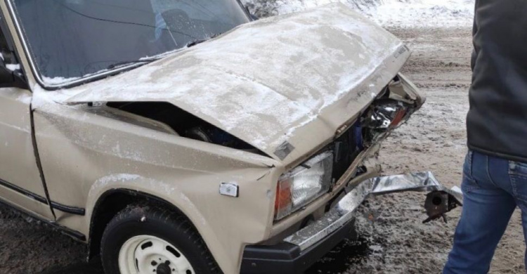 Авария на скользкой дороге: в Мариуполе ВАЗ вылетел на «встречку»
