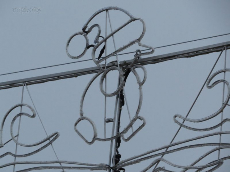 Над главным проспектом Мариуполя монтируют иллюминацию со снеговиками (ФОТО)