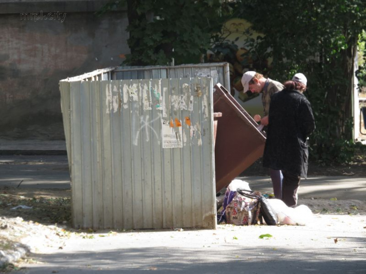 В Мариуполе реконструируют пункты сбора мусора под евростандарт (ФОТОФАКТ)