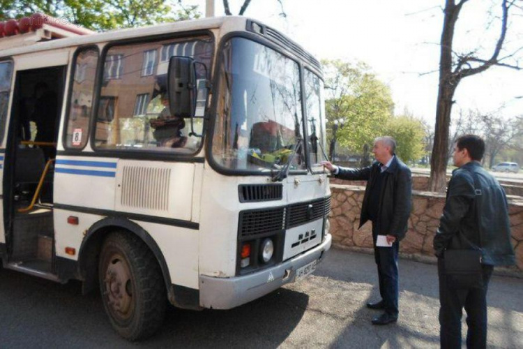 Дырявый пол и опасные поручни: в Мариуполе проверили автобус №136 (ФОТО)