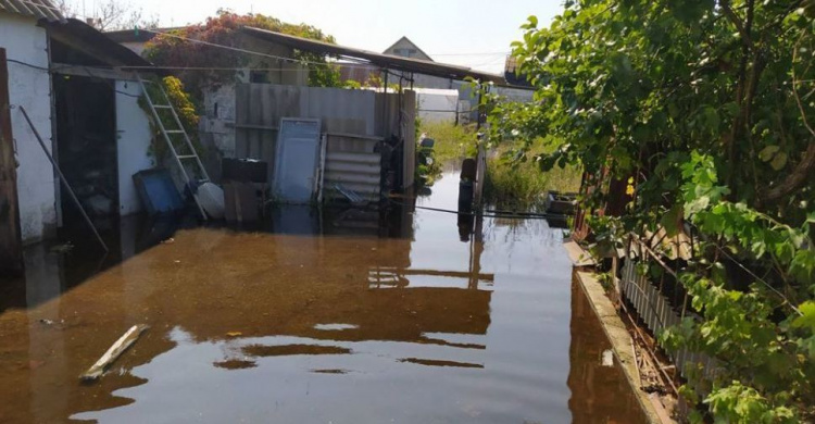 Сотни кубометров дождевой воды откачали из частного двора под Мариуполем