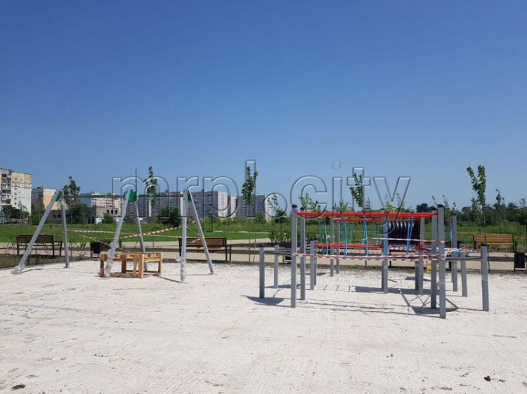 Город без окраин: мариупольцы с детьми уже отдыхают в новом парке на «Восточном»
