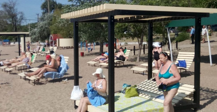 В Мариуполе бум посещения гигантских лежаков комфортабельного бесплатного пляжа (ФОТО)