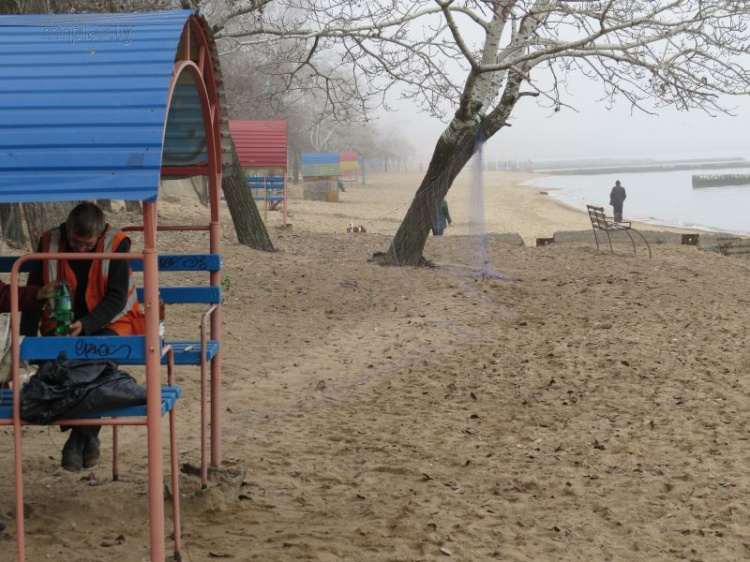 На пляже Мариуполя в сеть чуть не угодили отдыхающие (ФОТО)