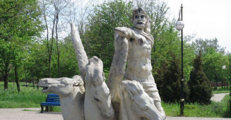 Мариупольцы просят снести ужасающую скульптуру Посейдона