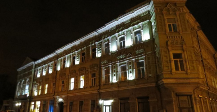 Фасад исторического здания в Мариуполе лишился половины подсветки (ФОТОФАКТ)