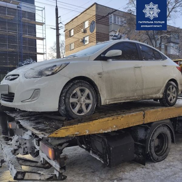 В центре Мариуполя эвакуировали неправильно припаркованный автомобиль