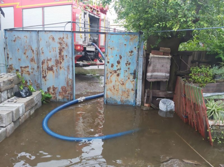 В Мариуполе из-за паводка затоплены зоопарк, дома, движение ограничено