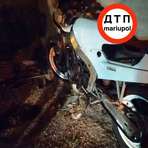 В Мариуполе байк попал в жуткую аварию. Водителя и пассажира госпитализировали с серьезными травмами