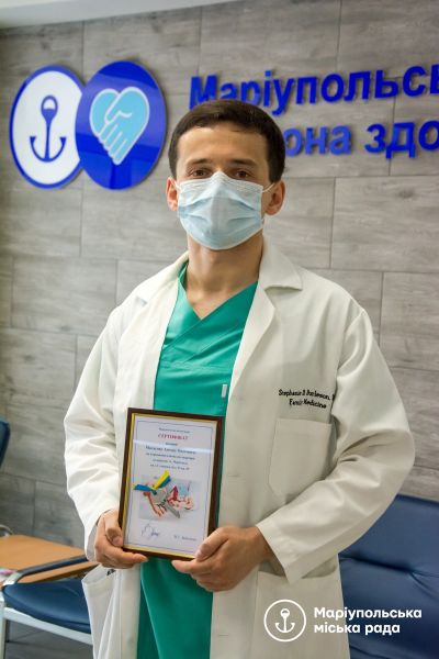 Подарок молодому хирургу: врач-интерн получил квартиру в Мариуполе (ФОТО)