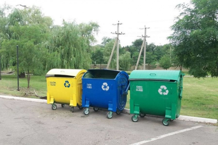 В Мариуполе установили новые контейнеры для сортировки мусора