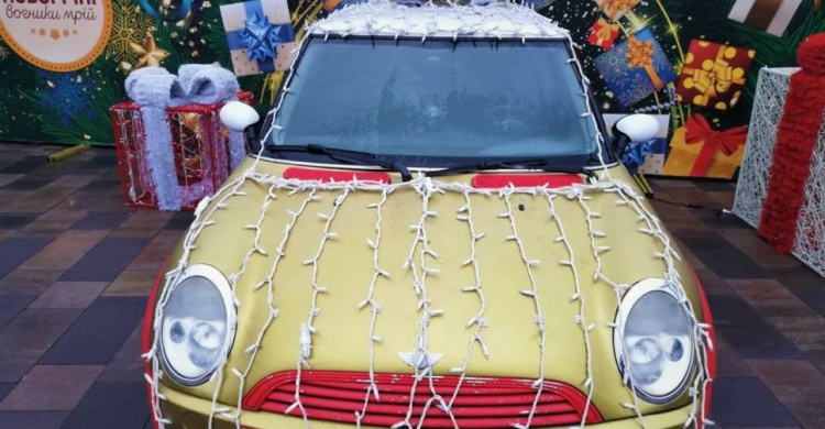 Затоптанный автомобиль и сломанный медвежонок: в Мариуполе испорчено множество новогодних фотозон
