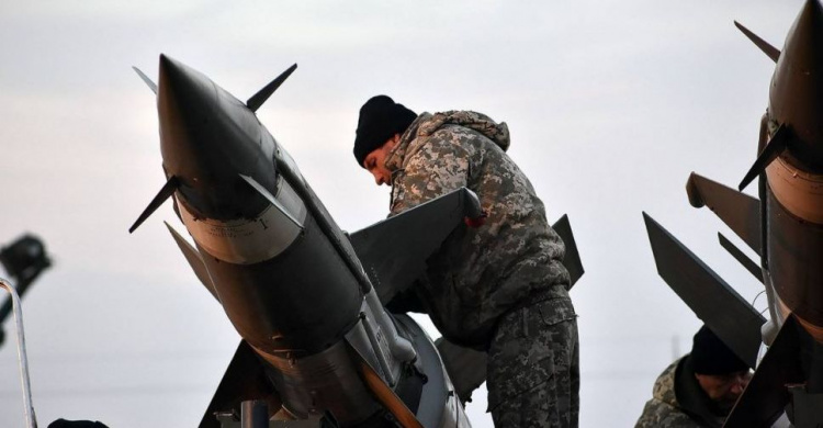 Россия бомбит украинские аэродромы, ВСУ уничтожили авиацию и танки агрессора