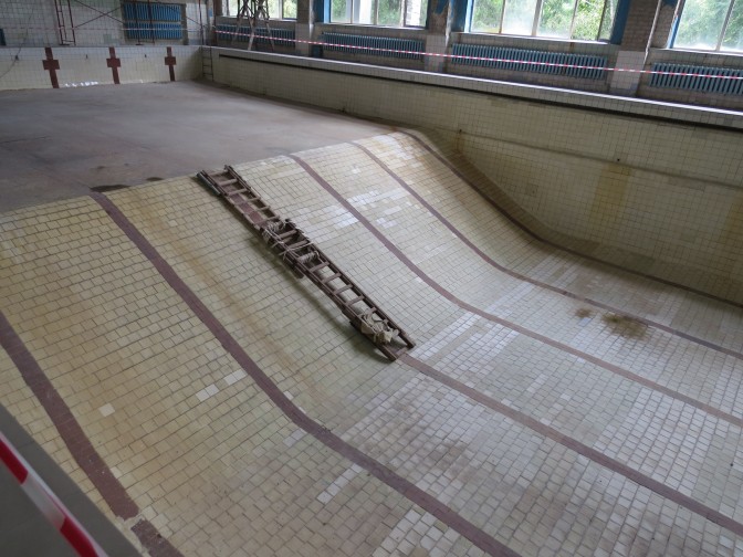 В  Мариупольском  школьном бассейне вода станет золотой