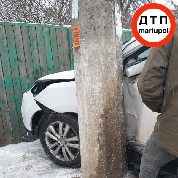 В Мариуполе на заснеженной дороге водитель въехал в бетонный столб