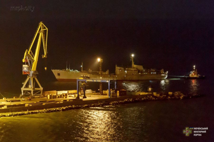 Военные корабли, прошедшие под Керченским мостом, прибыли в Мариуполь (ФОТО)