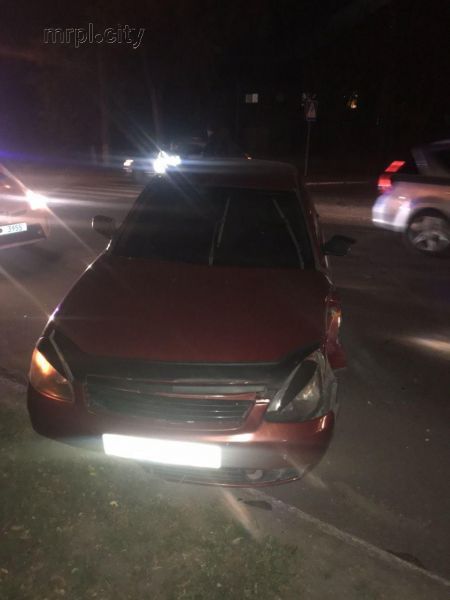 В Мариуполе столкнулись автомобили: одна из машин влетела в бордюр (ФОТО)