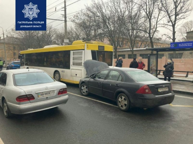 На въезде в Мариуполь столкнулись четыре автомобиля, еще один врезался в автобус в черте города (ДОПОЛНЕНО)