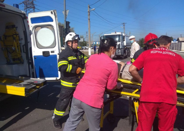 В Мариуполе водителя заблокировало в машине после столкновения с грузовиком