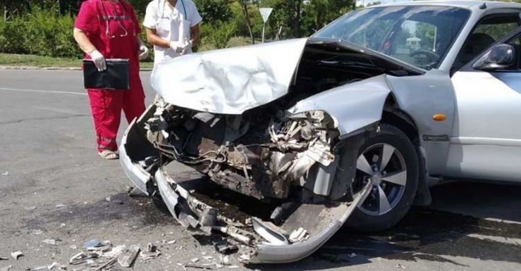 В Мариуполе столкнулись «Мерседес» и «Мазда»: пострадали два человека, один из водителей сбежал