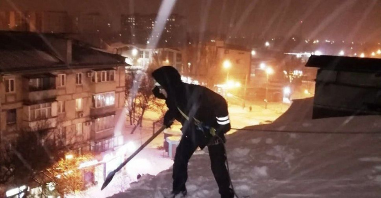 Мариупольские спасатели предотвратили ледяные «обстрелы»